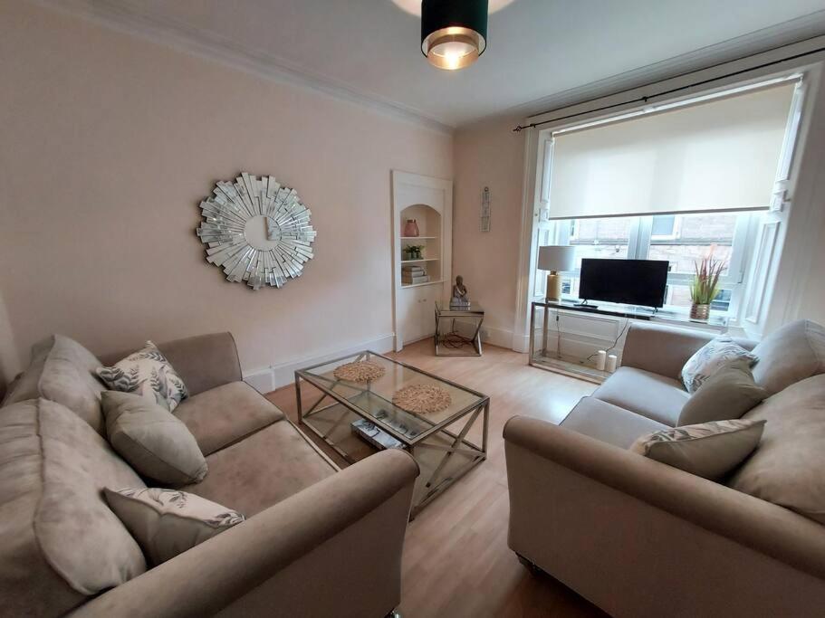Lovely 2 Bedroom Apartment In The Centre Of Hawick Exterior photo
